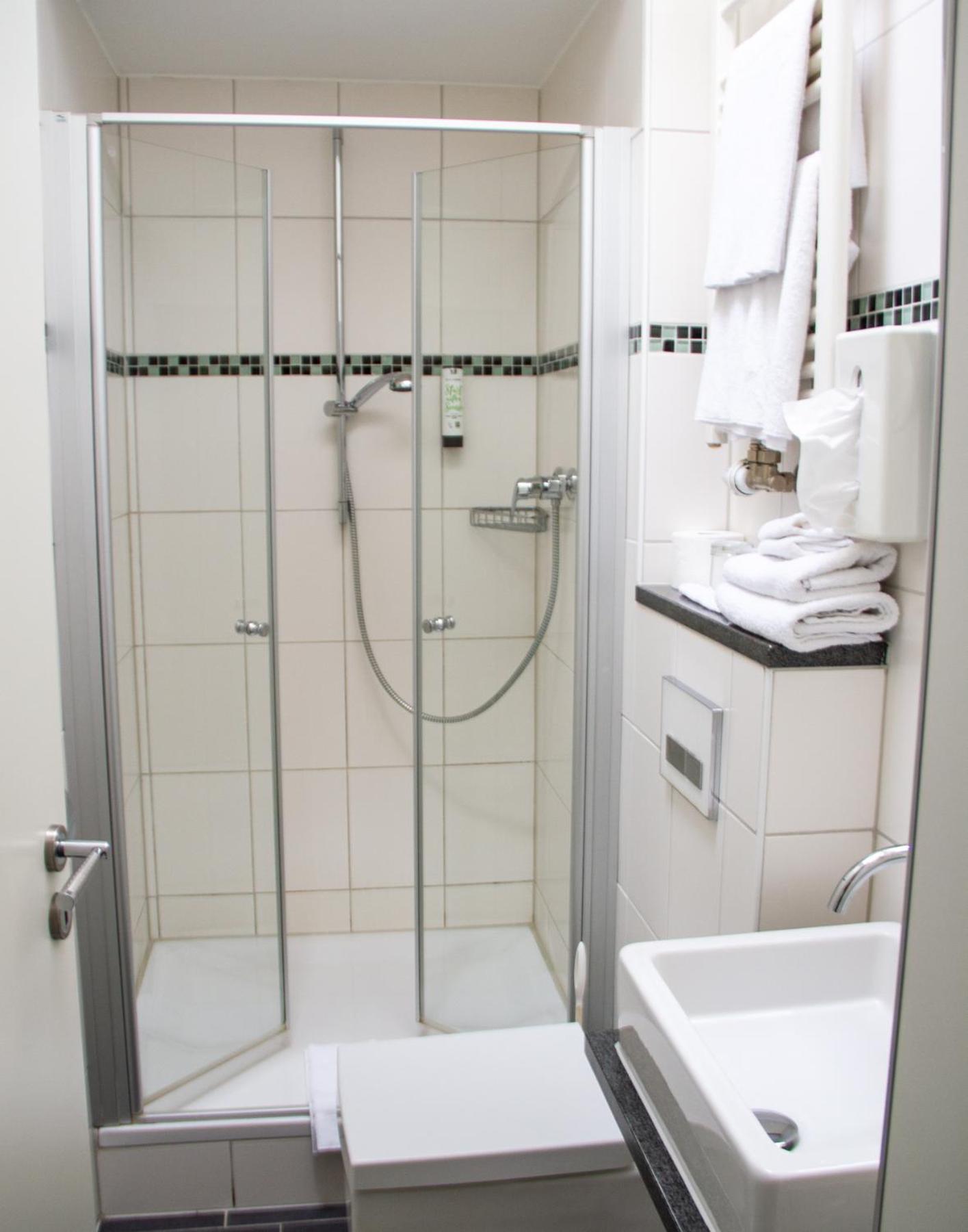 Hotel-Restaurant Steuermann คาร์ลสรูเฮอ ภายนอก รูปภาพ