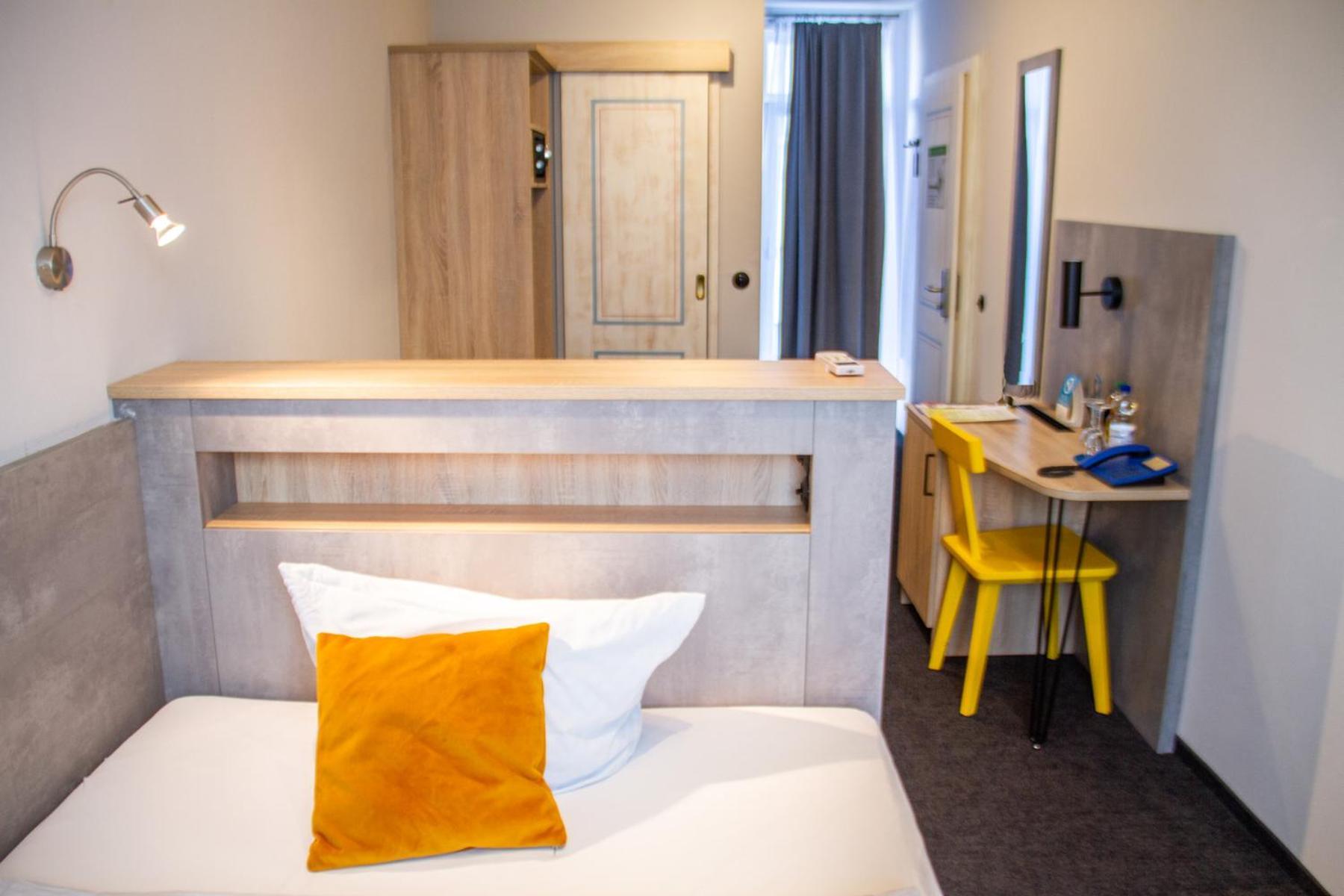 Hotel-Restaurant Steuermann คาร์ลสรูเฮอ ภายนอก รูปภาพ